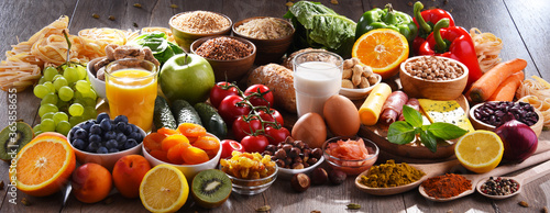 Fototapeta Różne organiczne produkty spożywcze na stole