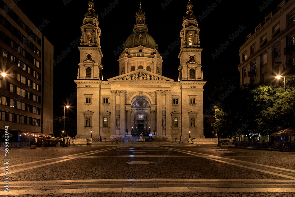 St. Stephans Basilika bei Nacht in Budapest Ungarn
