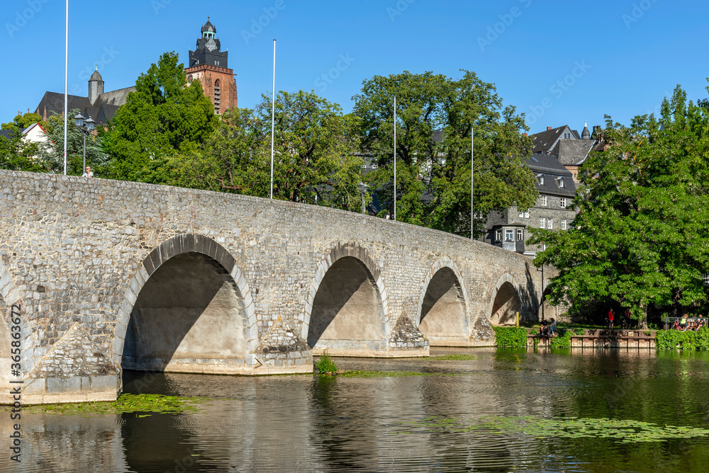 Alte Lahnbrücke in Wetzlar mit Dom im Hintergrund