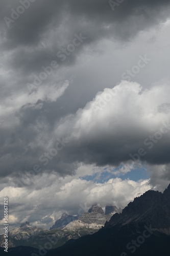 Nuvole grigie sui monti
