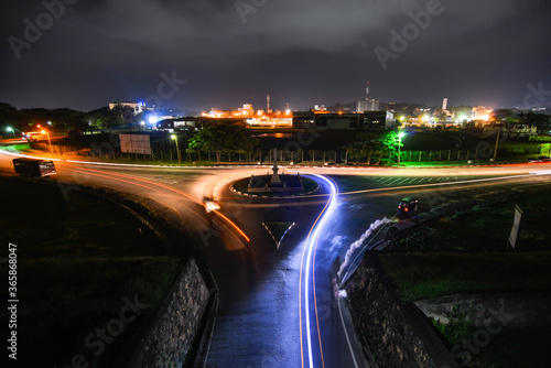rayon de lumière de voiture autour d'un rond point de Galle Fort au Sri Lanka
