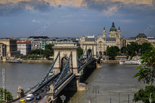 Blick von oben auf die Donau und Kettenbr  cke Budapest  Ungarn 