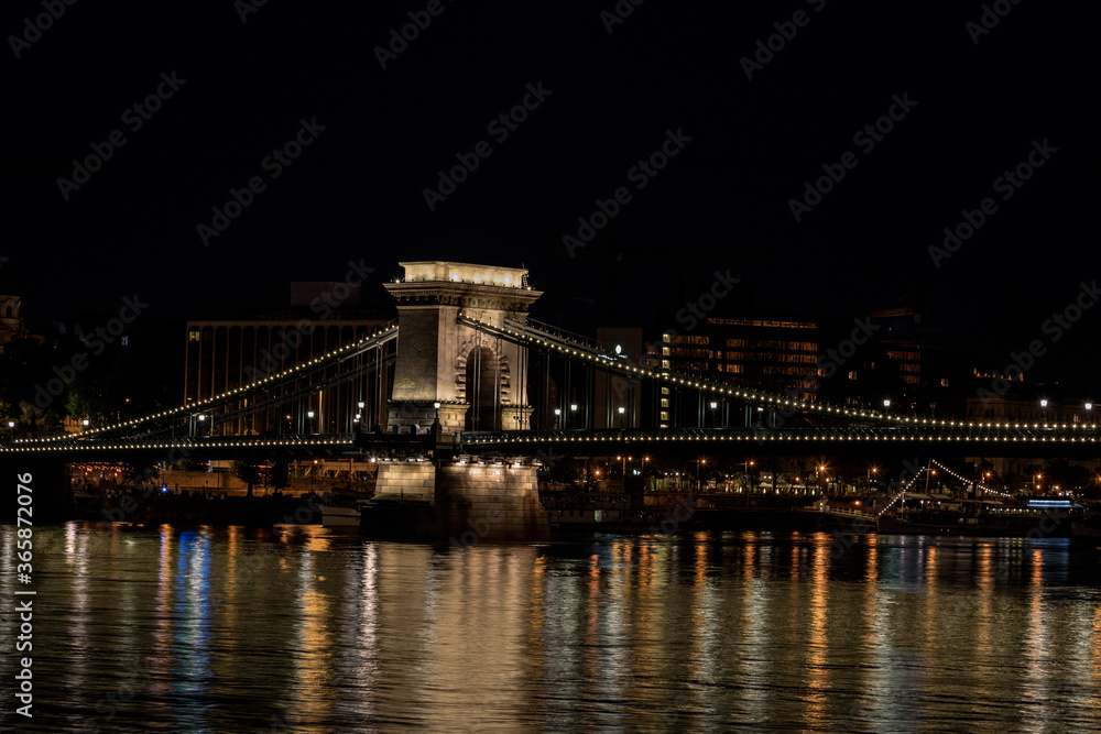 Kettenbrücke in Budapest Ungarn bei Nacht , mit Wasserspiegelung