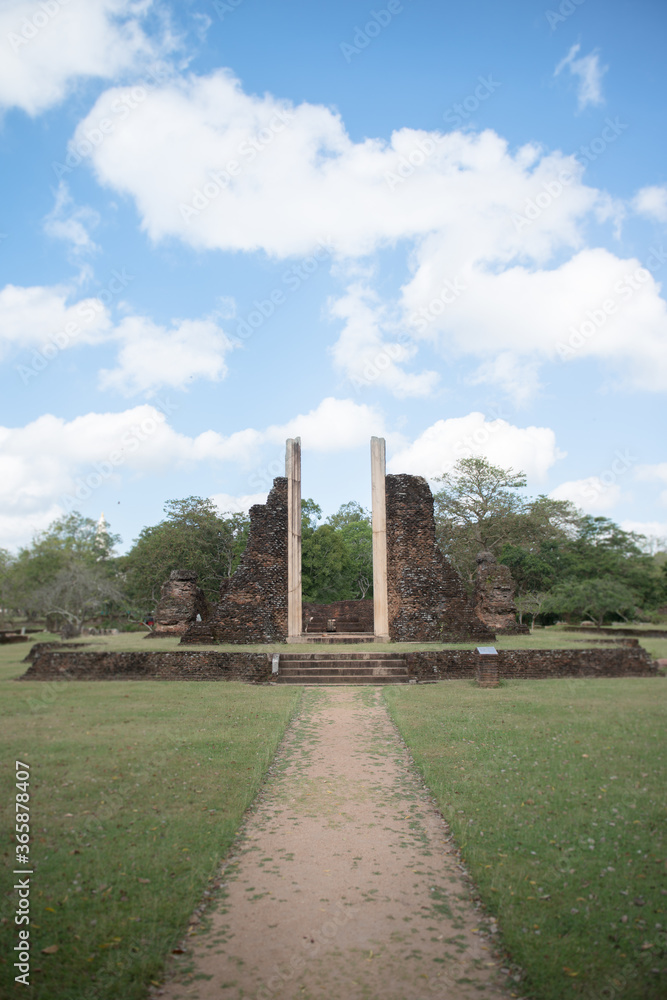 gigantesque arche en ruine près d'un temple bouddhiste stūpa historique en brique sur un ciel bleu au Sri Lanka à Tissa