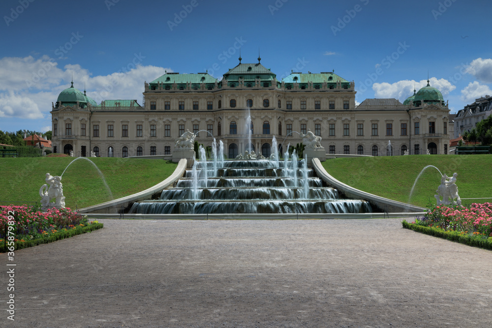 Fototapeta premium Schloss Belvedere mit Brunnen und Kaskaden in Wien Österreich