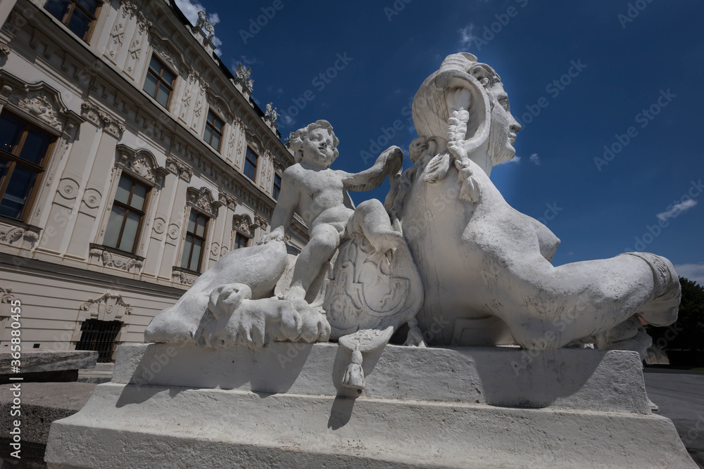 Statue vor dem Schloss Belvedere in Wien  Österreich