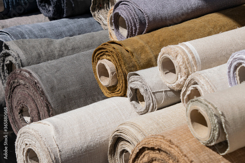 Cuadro en lienzo Rolls of linen canvas textile on market stall