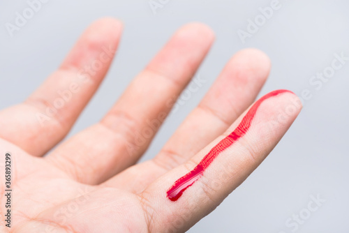 Εκτύπωση καμβά Bleeding blood from the cut finger wound