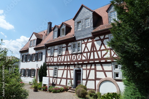 Gasse mit Fachwerkhäusern in Eltville am Rhein