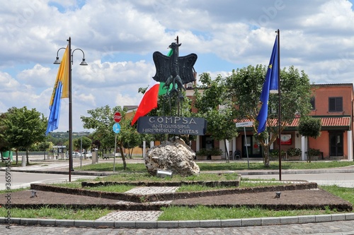 Bild auf Leinwand Conza della Campania - Monumento a Compsa