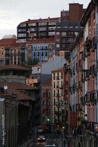 Building in a neighborhood of Bilbao © Laiotz