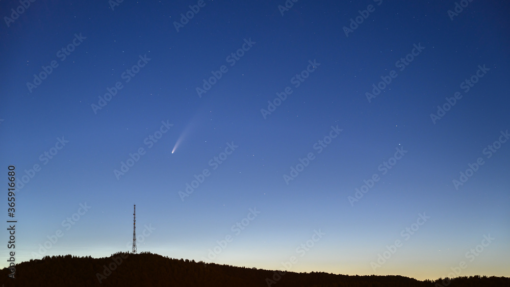 Obraz premium Antenna silhouette and Comet C/2020 F3 Neowise in the night sky.