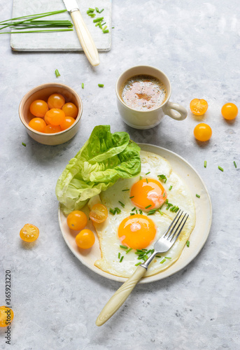 Jajka sadzone z warzywami na śniadanie