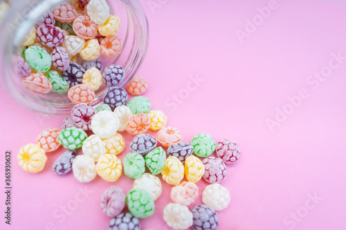 Obraz na płótnie Colorful hard candies on pink background w salonie