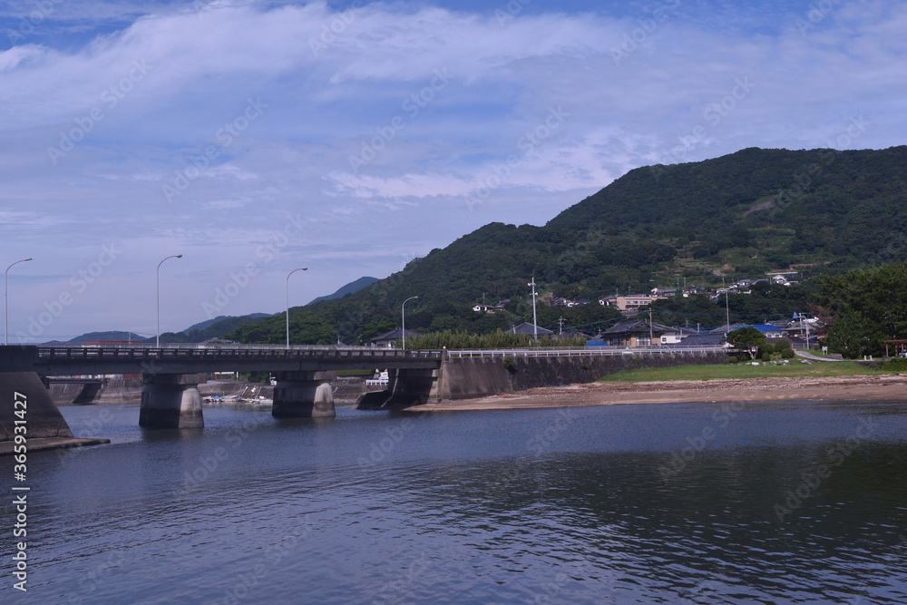 海のある田舎町の風景