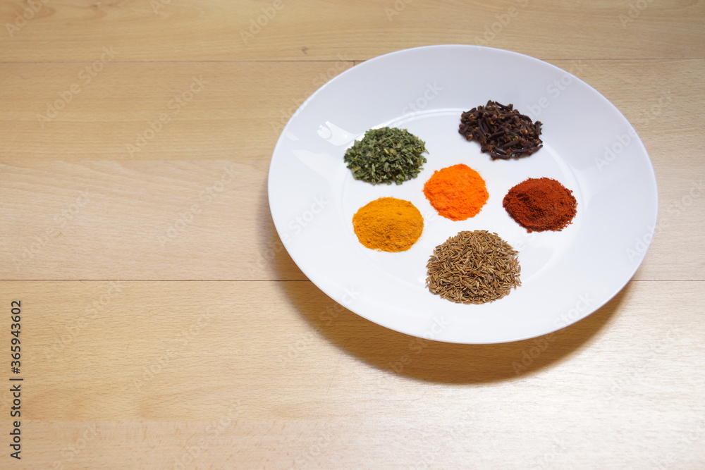 Especias que dan sabor y olor a las comidas, especias que dan color a los platos, cilantro, cúrcuma, pimienta, perejil, colorante, comino, pimentón, cebollino, clavo Especias que dan sabor y olor a las comidas, especias que dan color a los platos, cilantro, cúrcuma, pimienta, perejil, colorante, comino, pimentón, cebollino, clavo