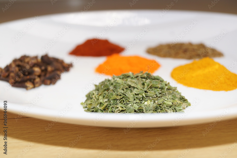 Especias que dan sabor y olor a las comidas, especias que dan color a los platos, cilantro, cúrcuma, pimienta, perejil, colorante, comino, pimentón, cebollino, clavo Especias que dan sabor y olor a las comidas, especias que dan color a los platos, cilantro, cúrcuma, pimienta, perejil, colorante, comino, pimentón, cebollino, clavo