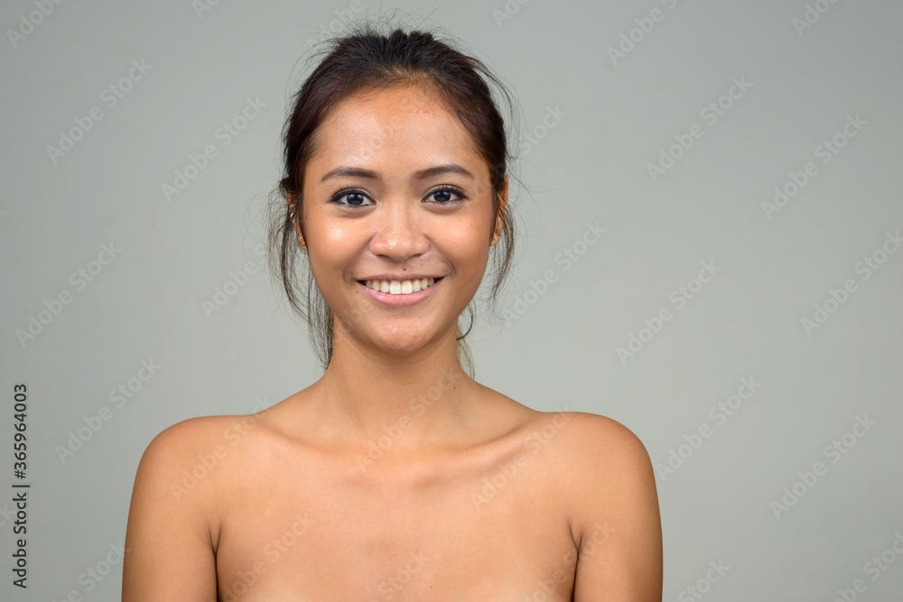 Obraz premium Szczęśliwa młoda piękna kobieta Azji bez koszuli jako koncepcja zdrowia i urody