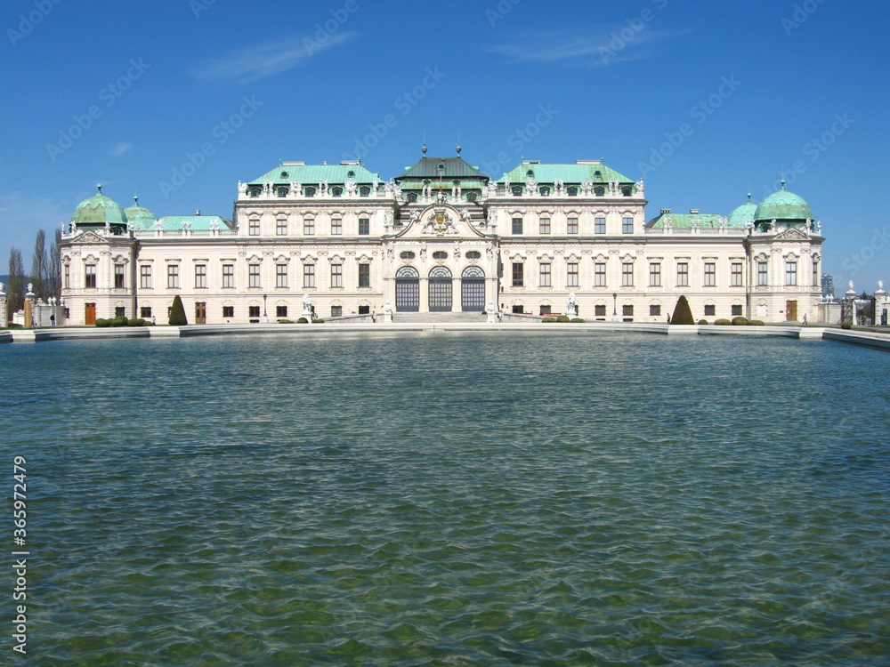 Schloss Belvedere mit großem Teich in Wien, Österreich