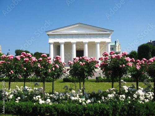 Theseustempel mit Rosen im Volksgarten Wien, Österreich photo