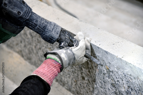 Adjust the surface of concrete with a chipper: concrete chipping construction