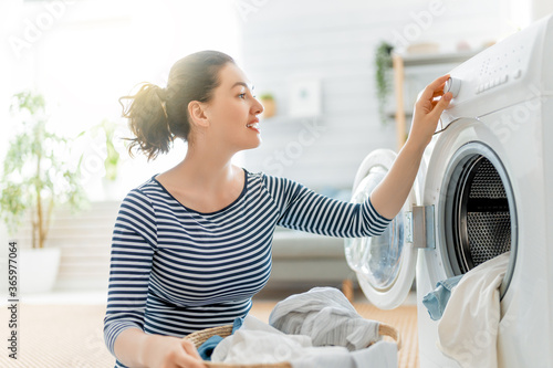 Fotografia, Obraz woman is doing laundry