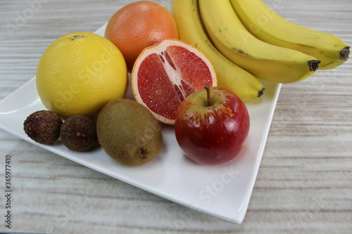 四角い皿の上のフルーツ