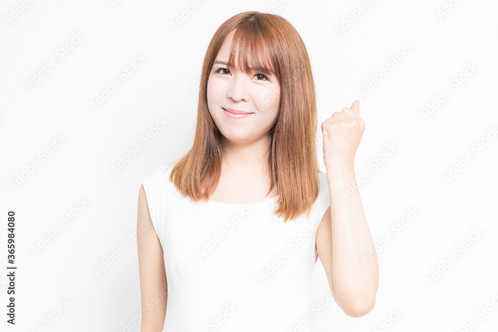 ガッツポーズをする若い女性