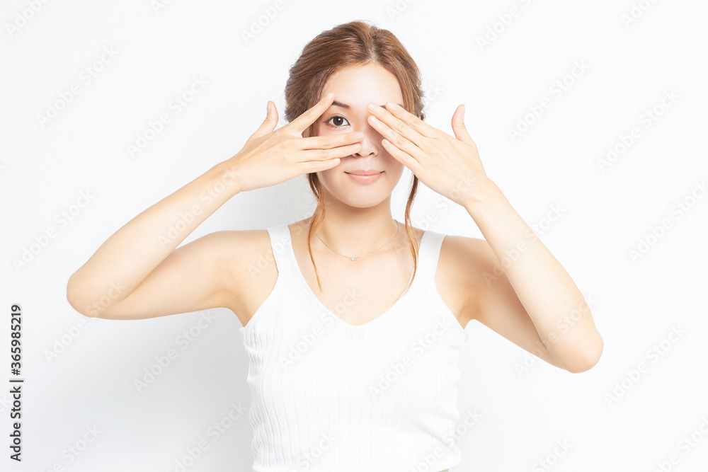 目を隠す若い女性 目を隠す若い女性