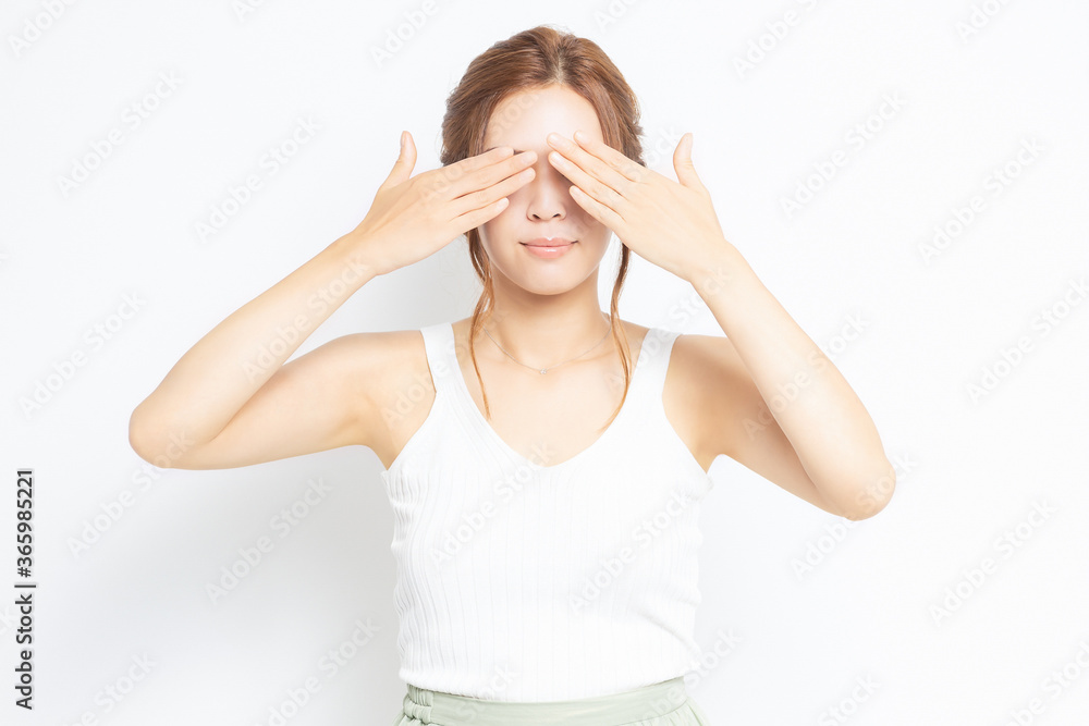 目を隠す若い女性 目を隠す若い女性