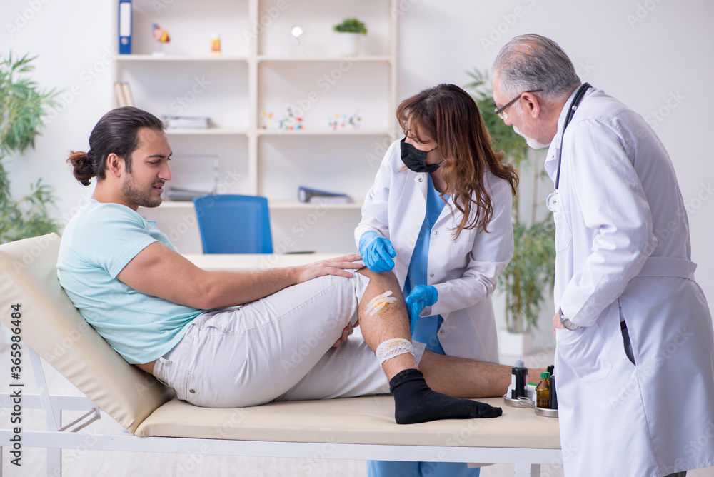 Fototapeta premium Young leg injured man in the hospital