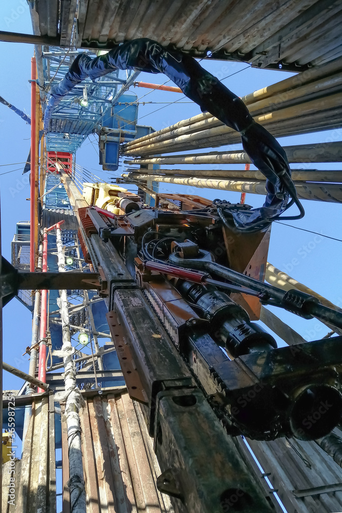 The internal structure of the drilling rig. Top power drive of drilling