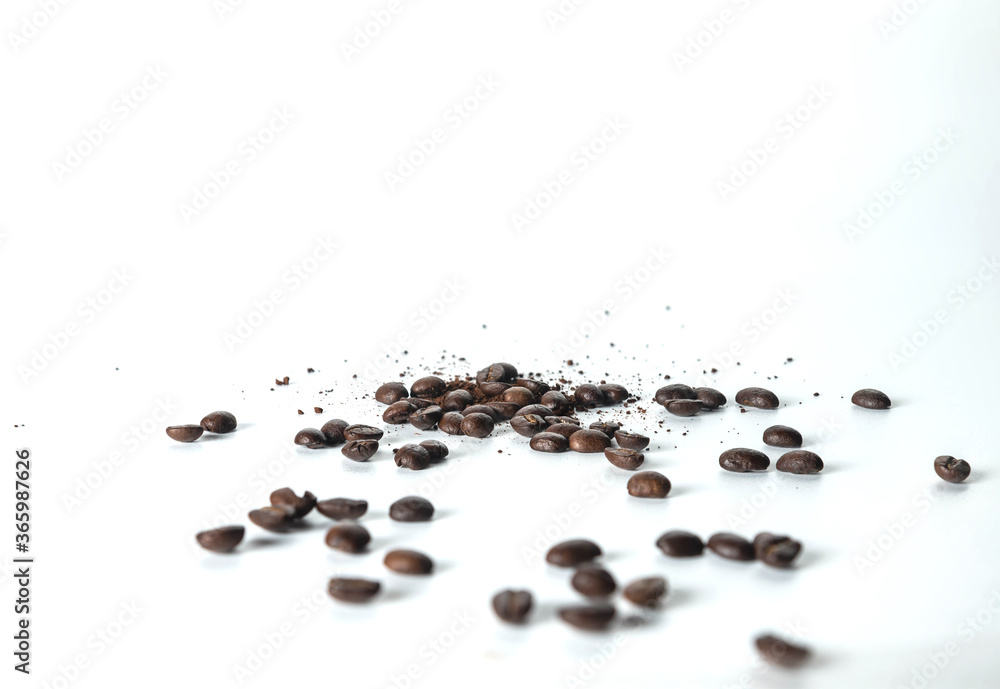 Obraz premium coffee beans isolated on white background.