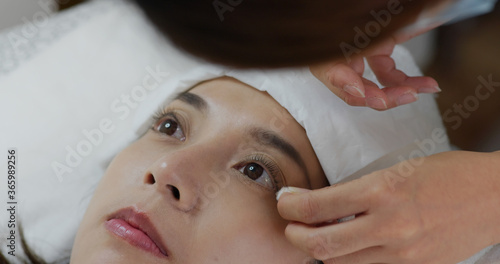 Fotografie Woman perm her eyelash at beauty salon