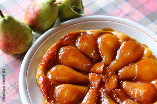 texture of caramelised surface of pears tarte tatin
