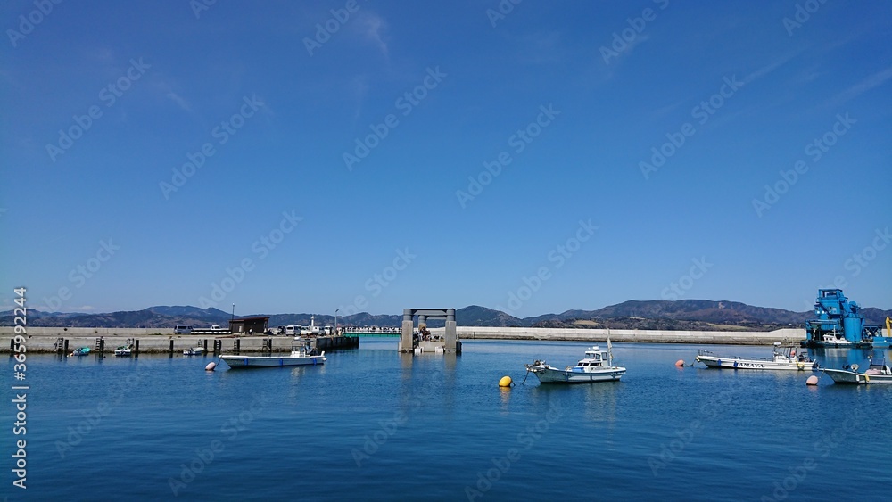 小さな漁港、漁船、青い海、青い空、宮城県・田代島/Fishing port at Tashiro island, Miyagi