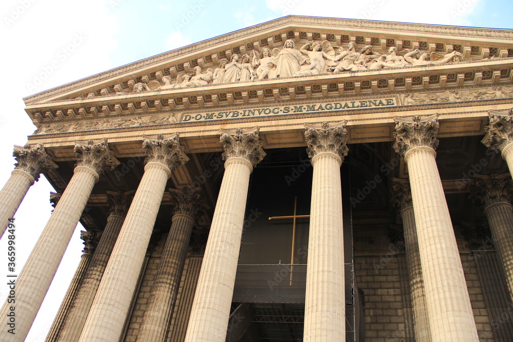 Naklejka premium パリの街中にある神殿