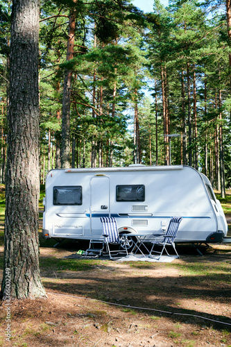 Sehr schönes Camping mit Wohnwagen und Wohnmobil in Schweden in der Natur mit der Familie während der Corona Zeit