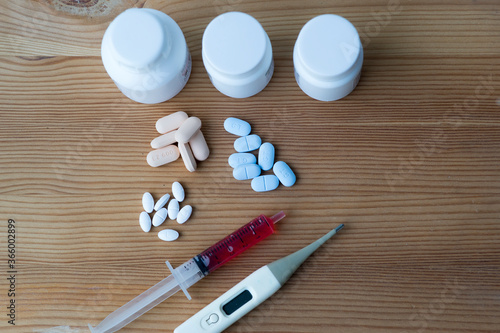Bilde på lerret thermometer and pills on the table