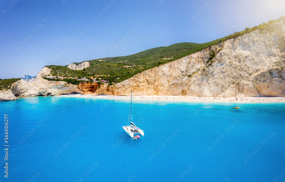 Luftaufnahme als Panorama des berühmten Strandes von Porto Katsiki auf der Insel Lefkas, Ionisches Meer, Griechenland