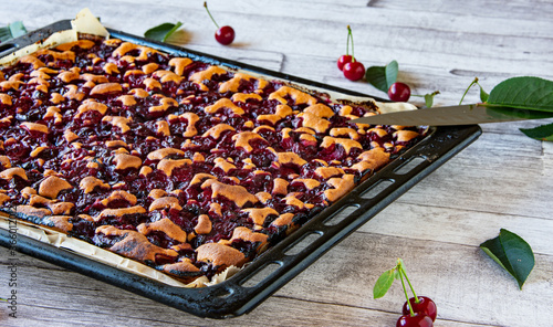 Photos Kirschkuchen auf einen Backblech. Frisch gebacken