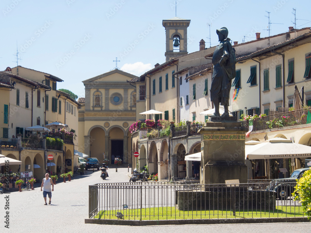 Fototapeta premium Italia,Toscana, zona del Chianti. il paese di Greve in Chianti. Statua di Giovanni da Verrazzano.