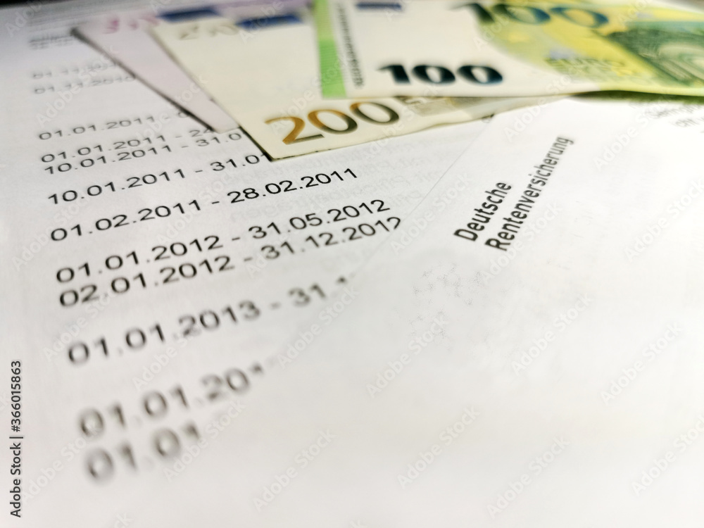 Euro Geldscheine und ein Rentenbescheid Euro Geldscheine und ein Rentenbescheid