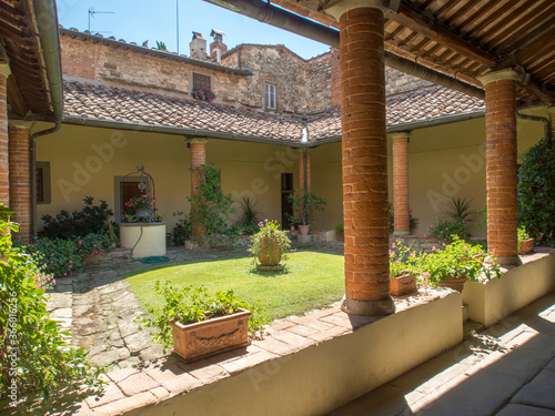 Italia,Toscana, zona del Chianti. Panzano in Chianti, pieve di San Leolino, il chiostro. photo