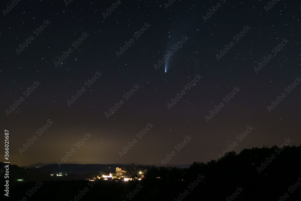 Naklejka premium la comète neowise survole le château de la bourgade médiévale de Rue dans le canton de Fribourg en suisse romande