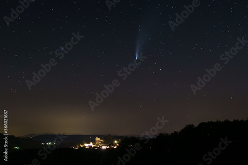 la com  te neowise survole le ch  teau de la bourgade m  di  vale de Rue dans le canton de Fribourg en suisse romande