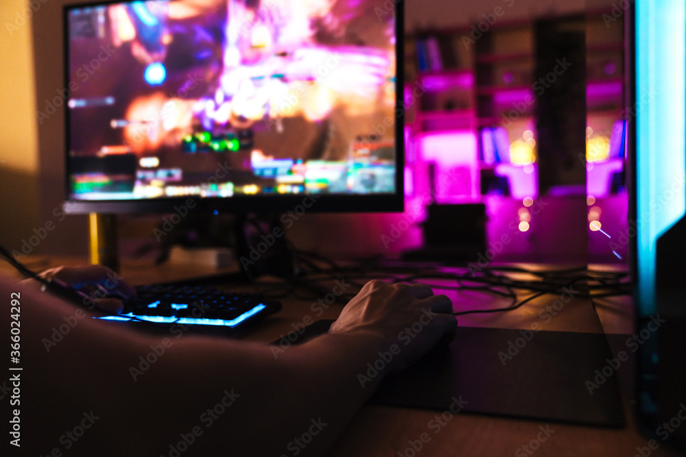 Naklejka premium Cropped image of caucasian man playing video game on computer