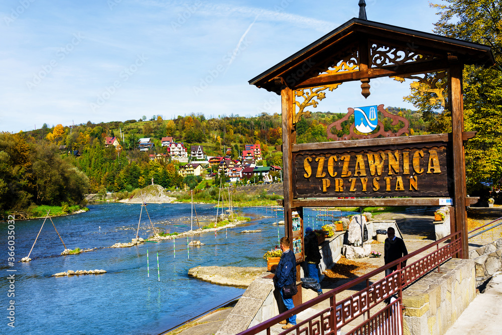 Φωτογραφία SZCZAWNICA, POLAND - OCT 7, 2018: Wooden board in Szczawnica Landing where popular tourist attraction - rafting ends