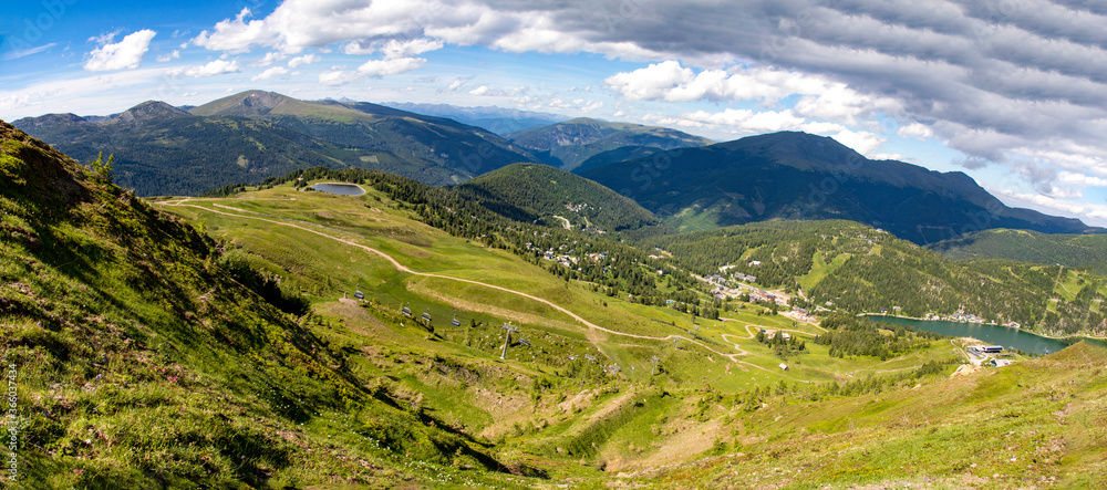 
Turracher Höhe, Blick ins Tal auf den Turracher See und 
blauer Himmel, Panorama.