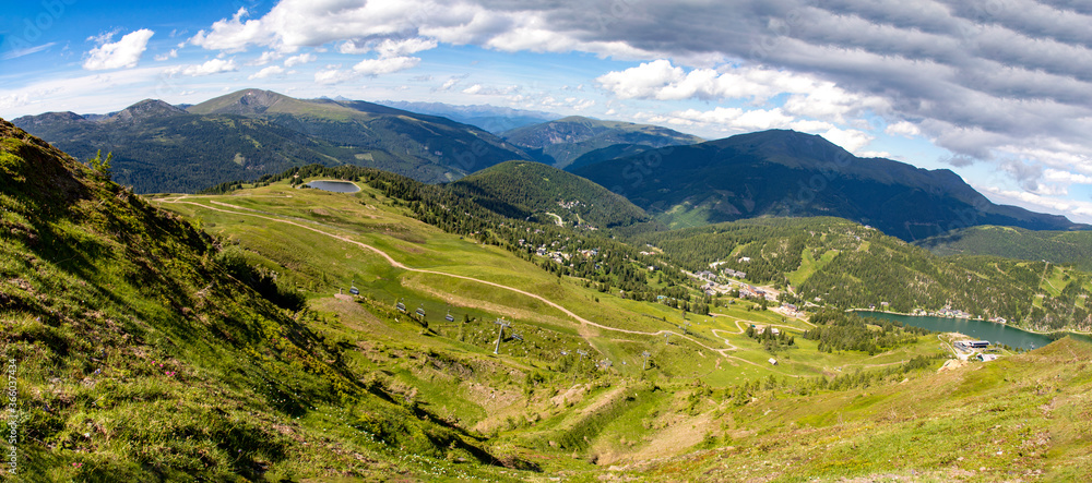 Εκτύπωση καμβά Turracher Höhe, Blick ins Tal auf den Turracher See und 
blauer Himmel, Panorama